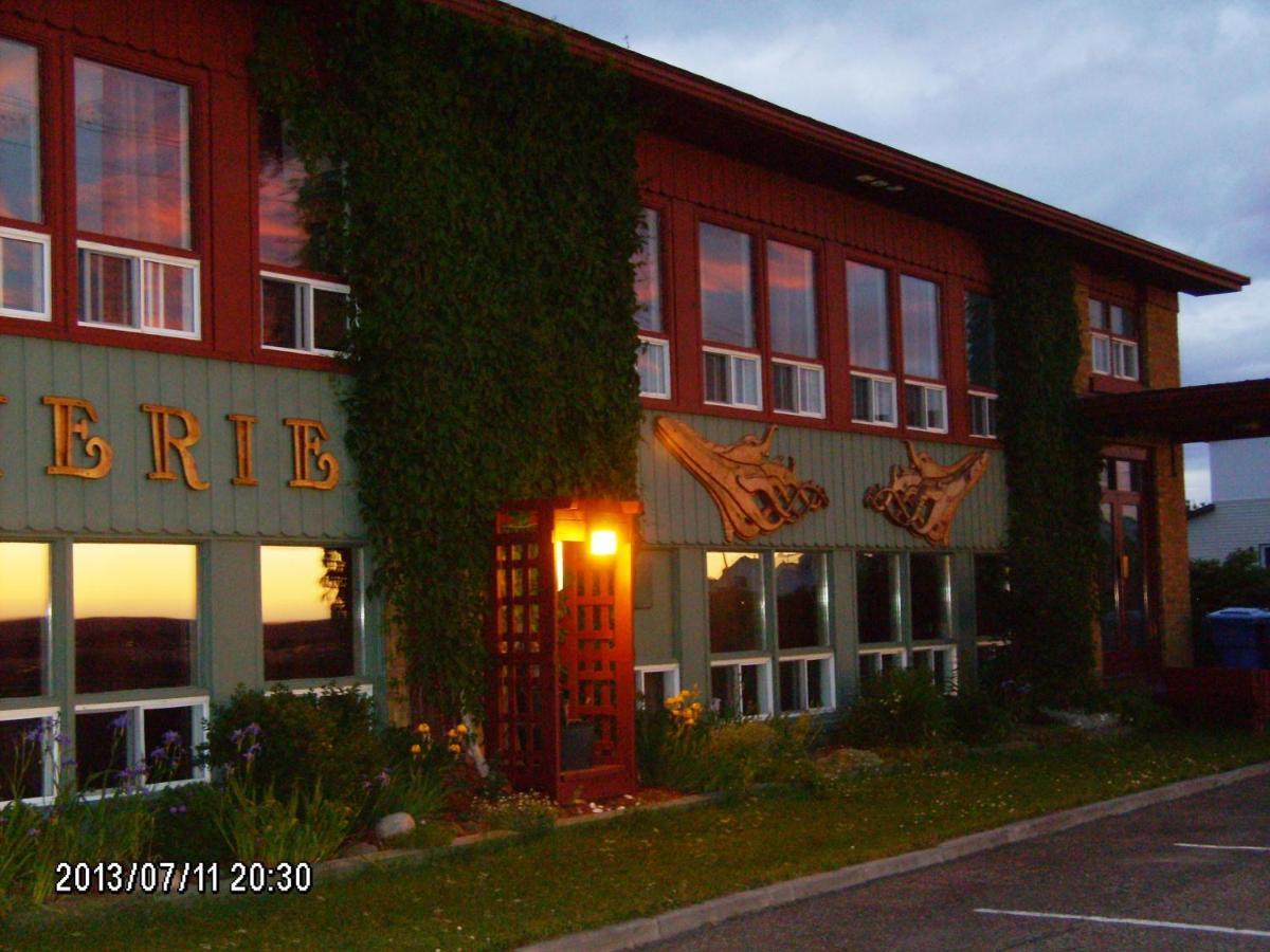 Auberge Internationale La Vieille Ecole Sainte Anne-des-Chênes Cameră foto