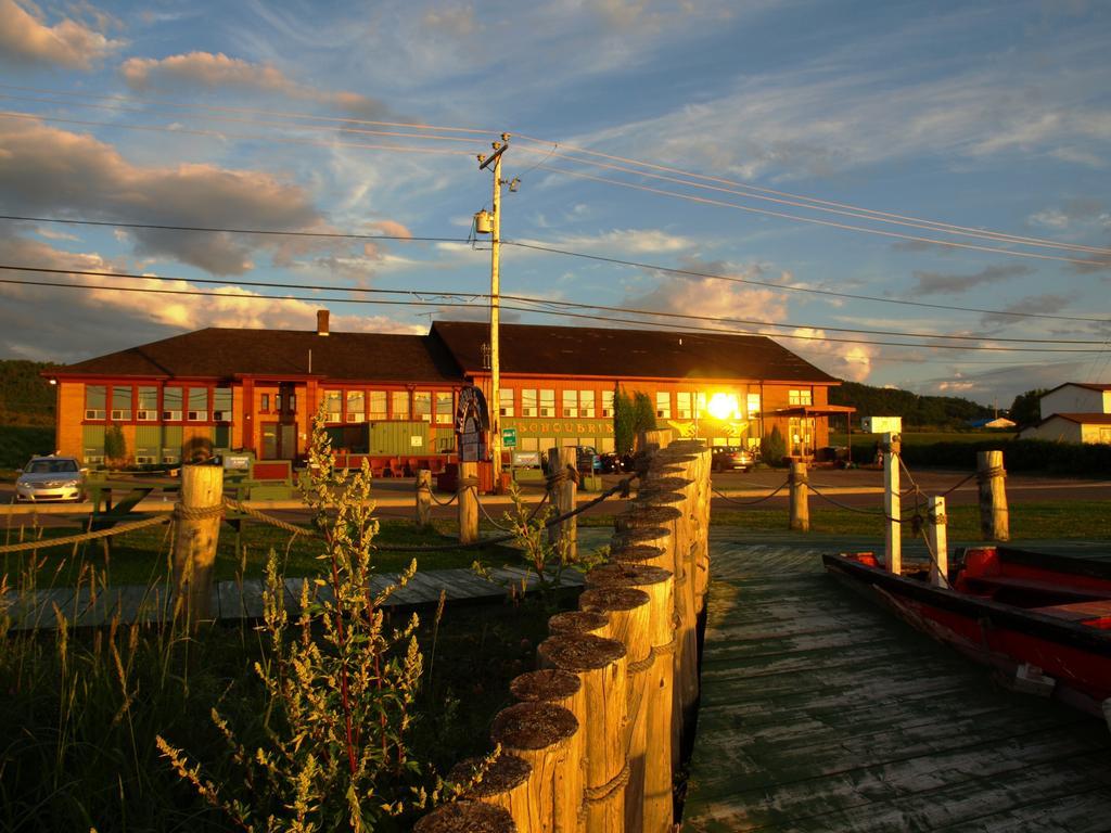 Auberge Internationale La Vieille Ecole Sainte Anne-des-Chênes Exterior foto